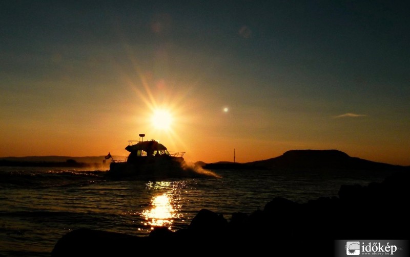 Naplementébe úszva