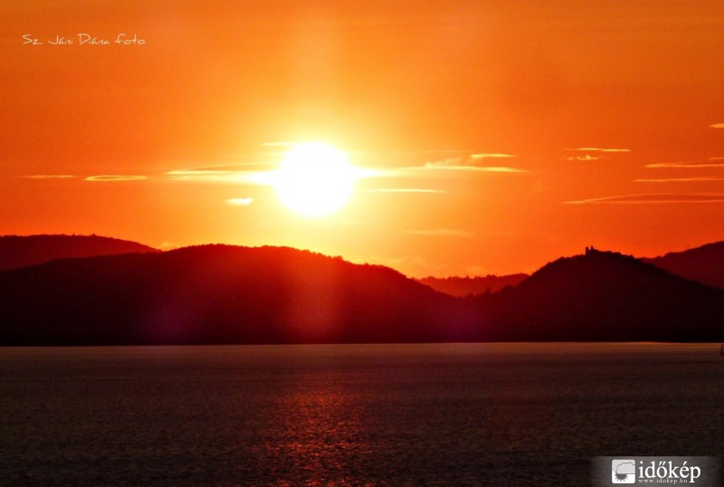 Lemenőben a Nap a Balaton felett