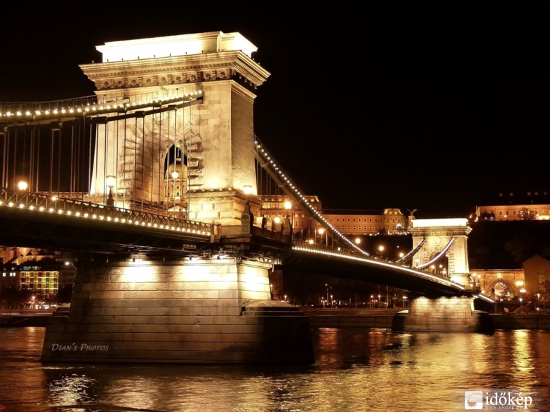 Esti fényekben fürdő Lánchíd