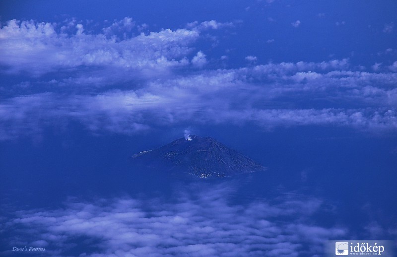 A Stromboli vulkán 8000m magasból, a Földközi-tengerben