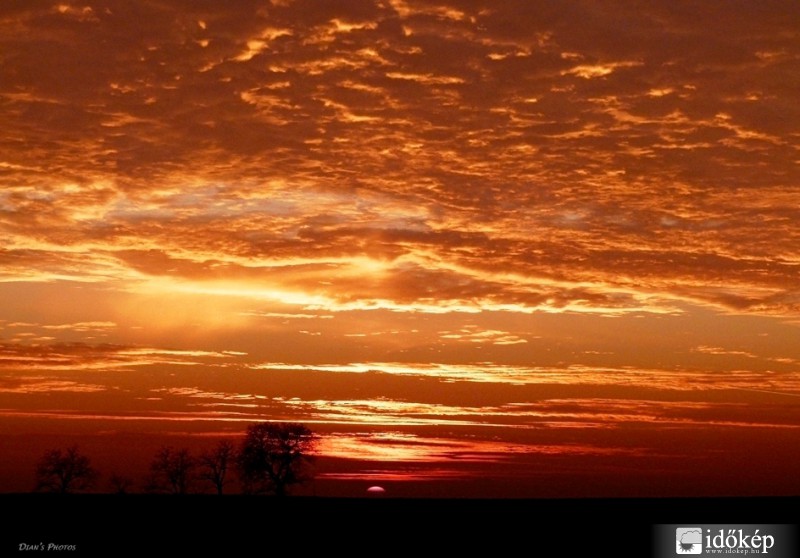 Izzó égbolt egy novemberi nap végén..