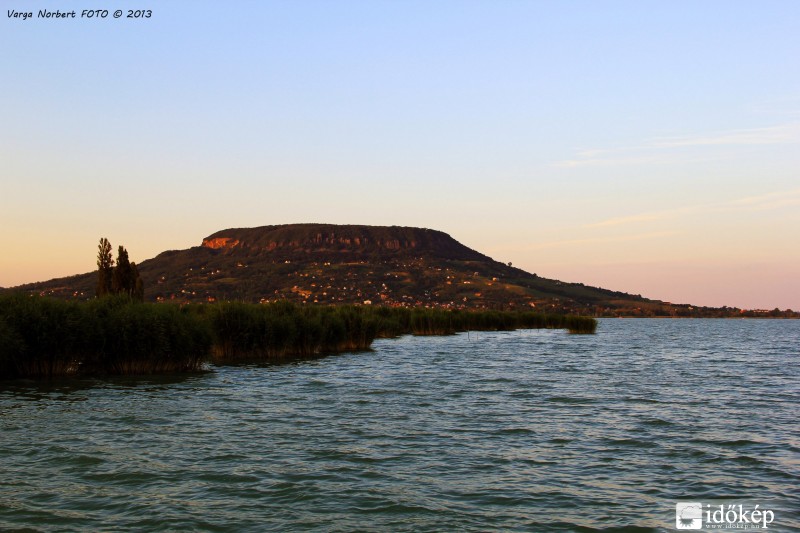 Badacsony a lemenő nap fényeiben úszva