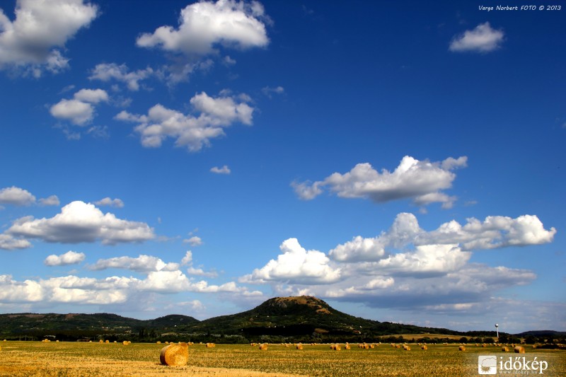 Csobánc, szalmabálákkal