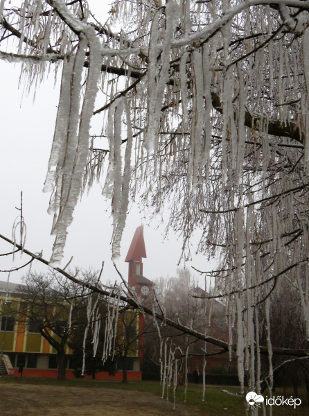 Mintha jégcsapok lógnának