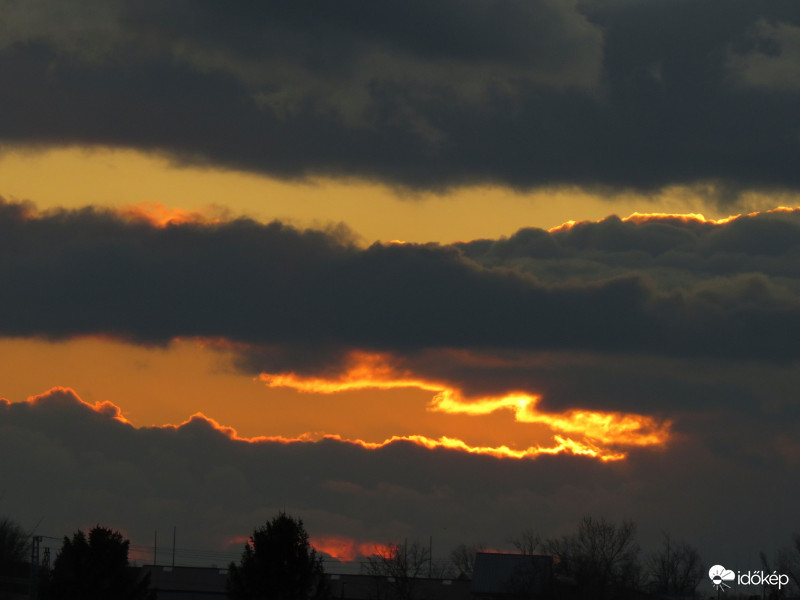 Felhők takarásában