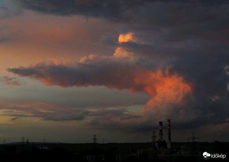 Tornyosulnak a felhők