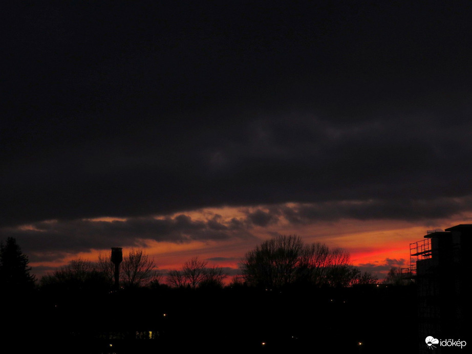 Felhőfestés naplemente után