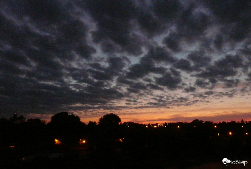 Leszáll az este