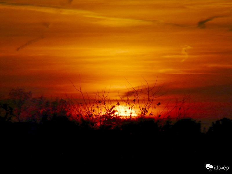 "Visszapillant a nap a föld pereméről,"