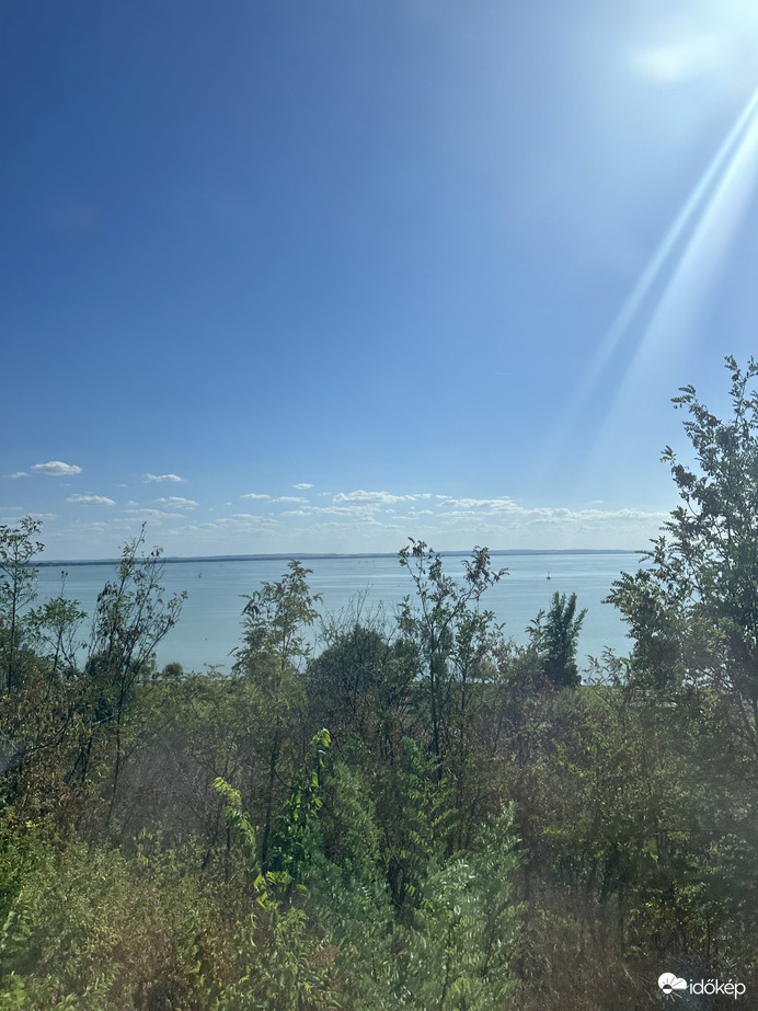 Panoráma a balatonakarattyai magaspartról. 