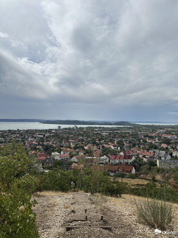 Panoráma Balatonfüredre és a tihanyi-félszigetre. 