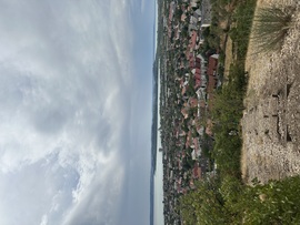 Panoráma Balatonfüredre és a tihanyi-félszigetre. 
