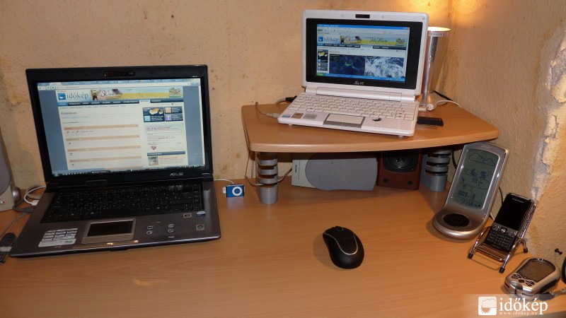 A munka asztalom vihar figyelés közben:)