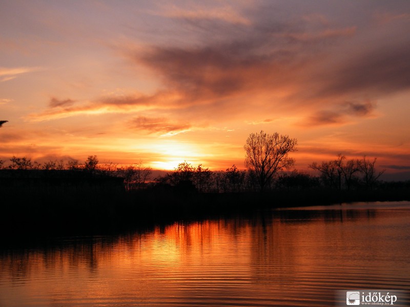 Alkony a Holt-Tiszán