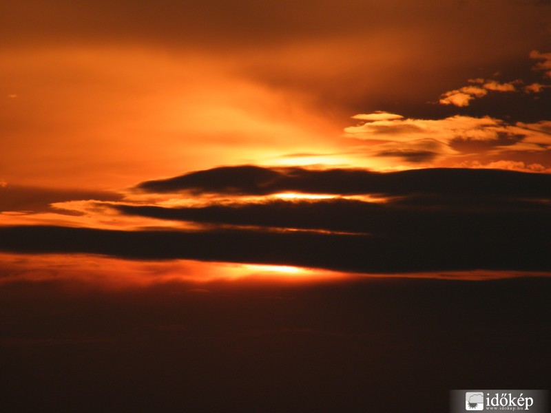 Kéz takarta naplemente