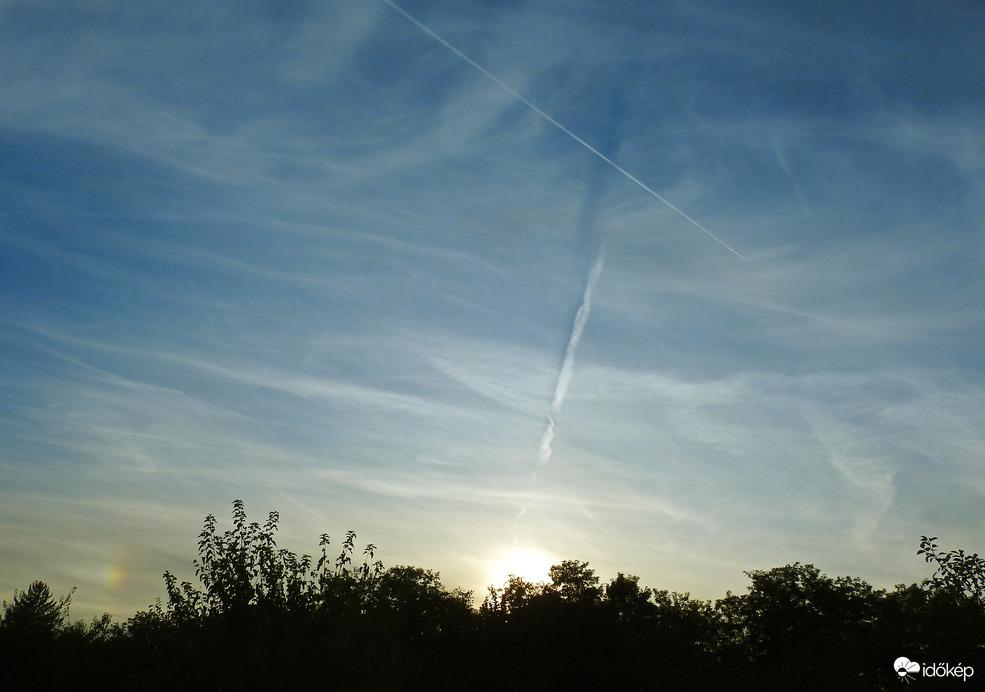 Tegnapi kondenzcsík-árnyék + melléknap :)