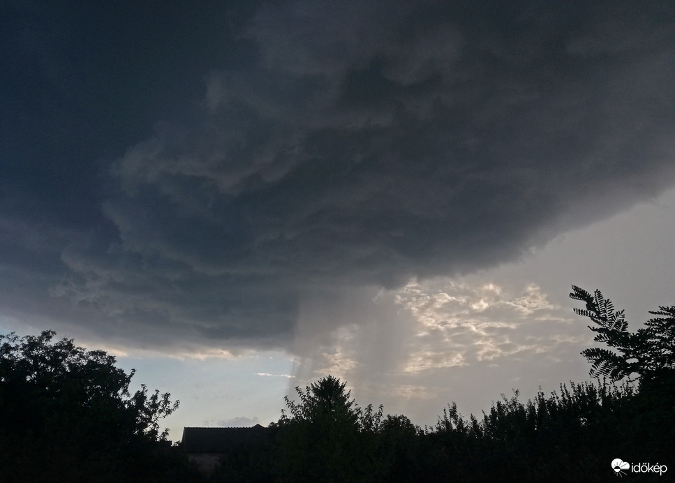Így érkezett a ma délutáni zápor :)