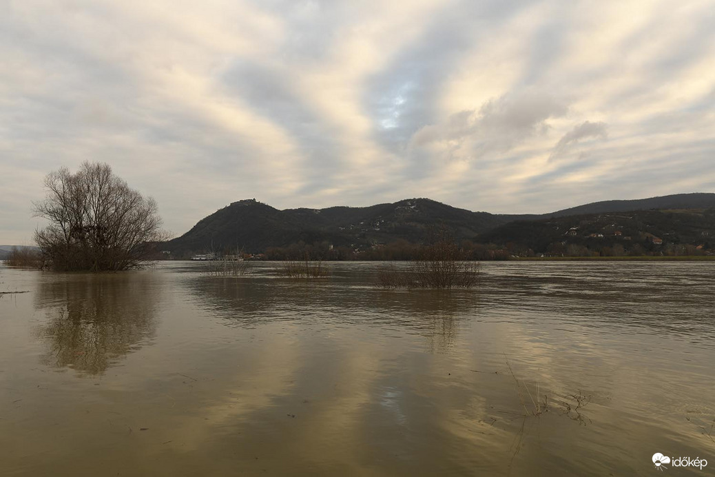 Duna magas vízállása (Nagymaros).