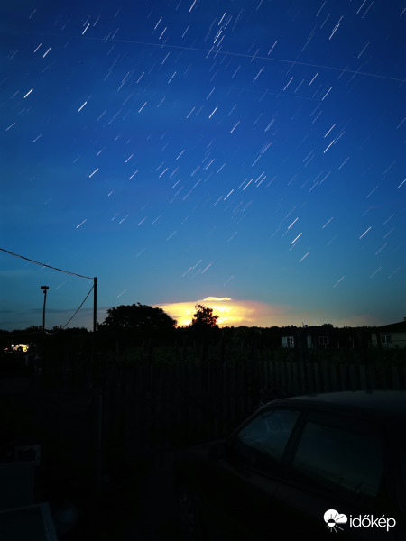 Csillagok vonulása és a vihar felhő 