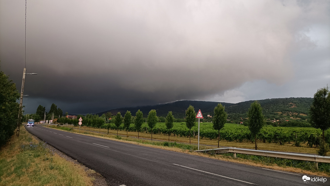 Lecsap a viharfelhő a Tenkes-hegyre