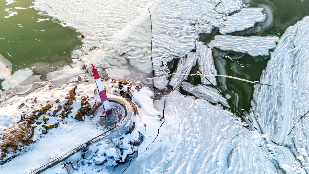 Épül a jég a Balatonon