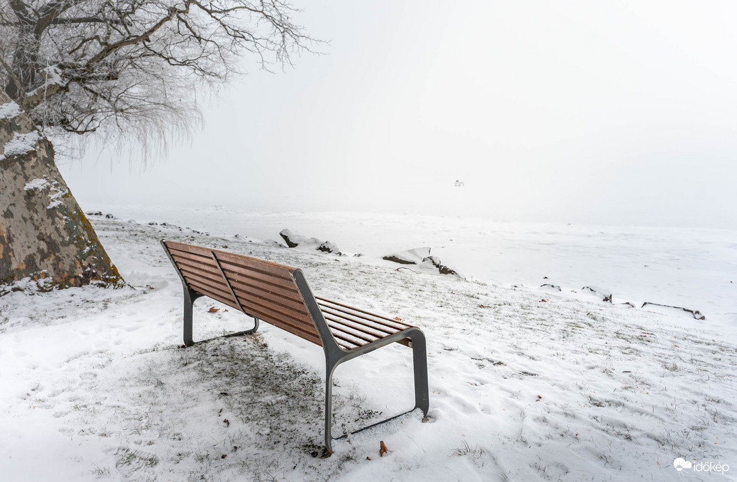 Ködből dereng egy stág a Balatonon