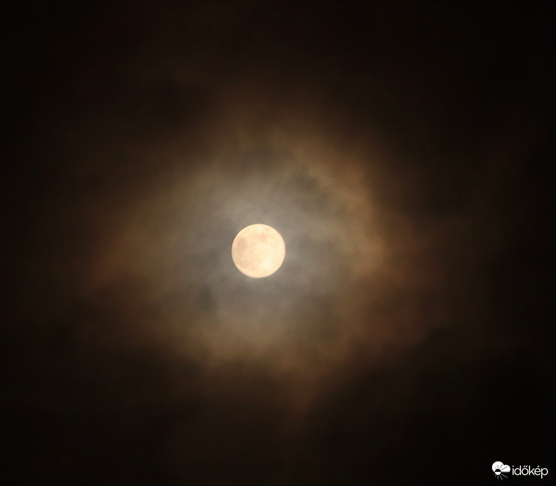 Telihold a felhők fogságában! 