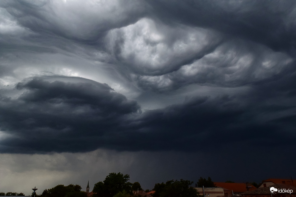 Háborgó felhők l.