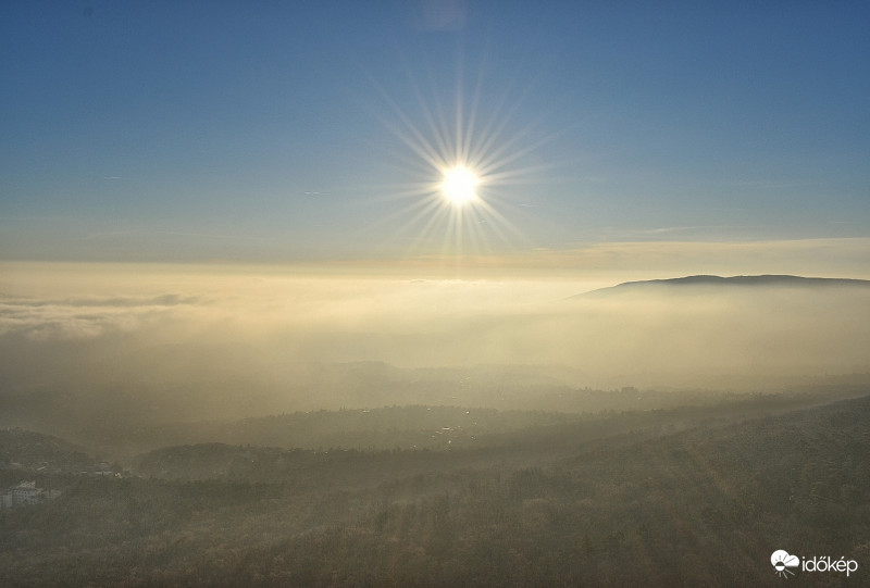 Napsugarak a ködben 