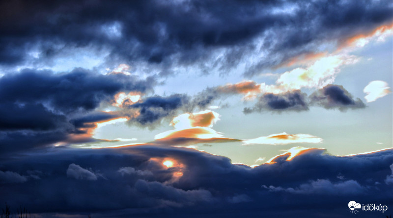 lencsefelhős naplemente