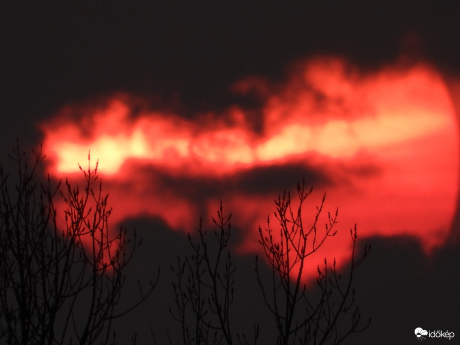 Sziluett és lelenő nap 