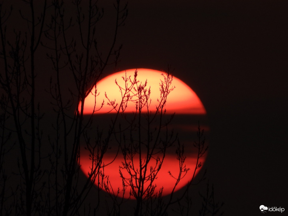 Felhő a lemenő napban