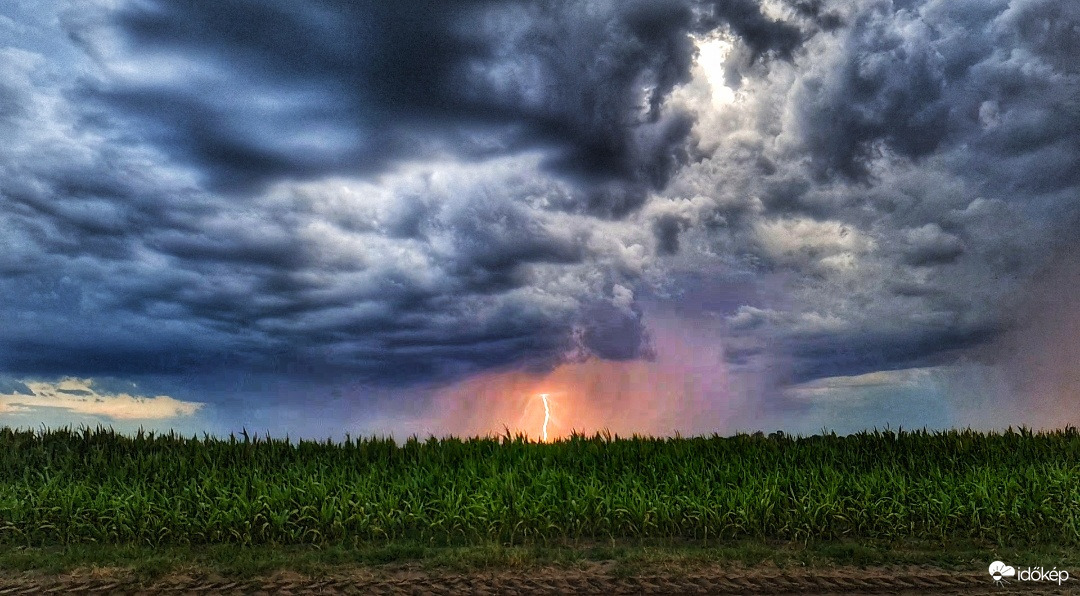 Villámokat szórt az ég