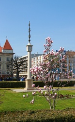 Győri Városháza előtt