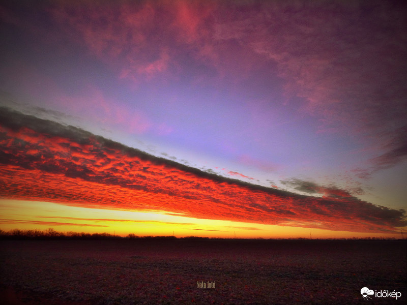 Hajnali lávafolyam. 