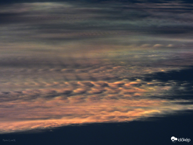 Irizáló felhő, apró felhőárnyékokkal.