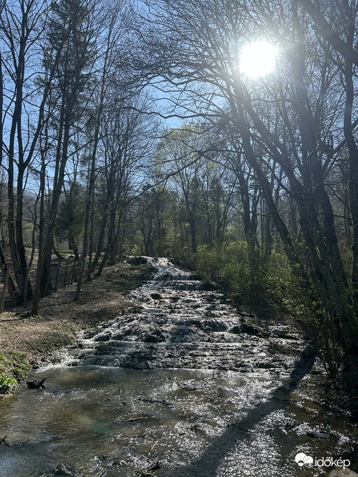 A fényben fürdő vízesés