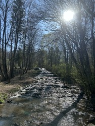 A fényben fürdő vízesés