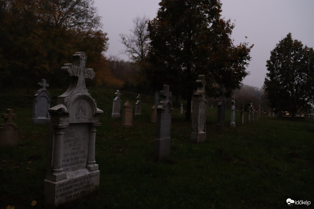 Sváb sírkövek az oktober végi párás, ködös időben.