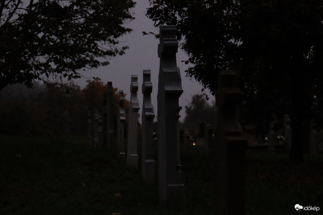 Sírkövek a páras időben.