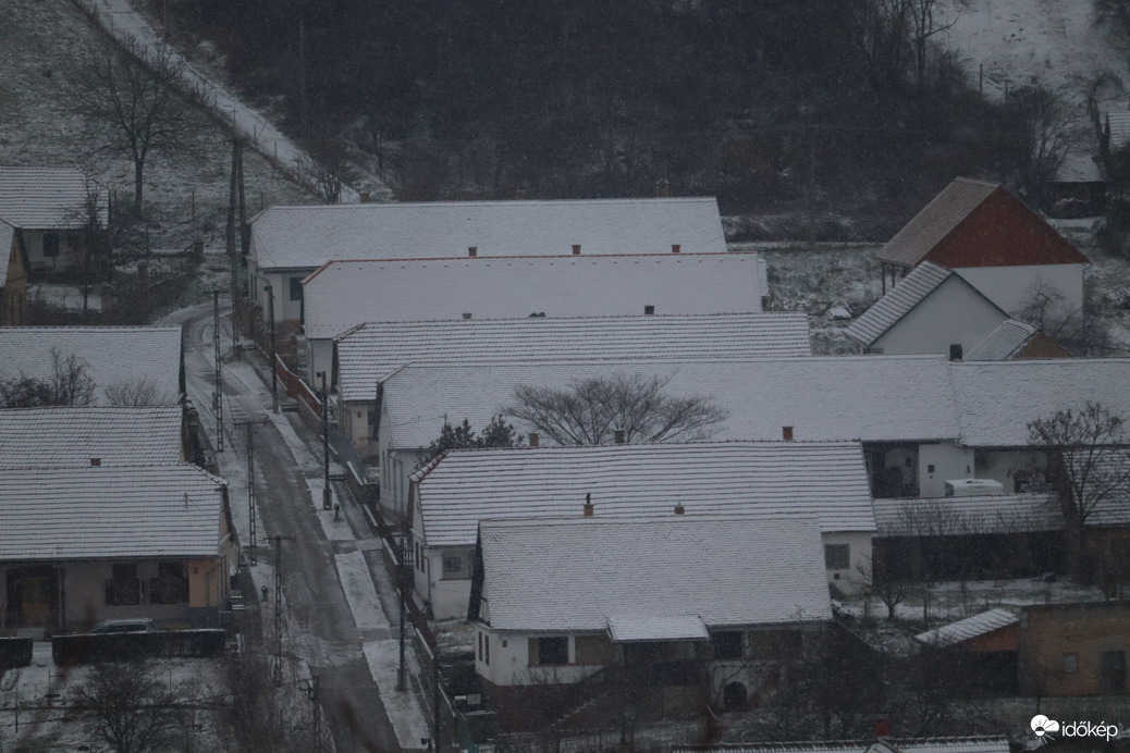 2-3 cm porhó fedi a tájat 