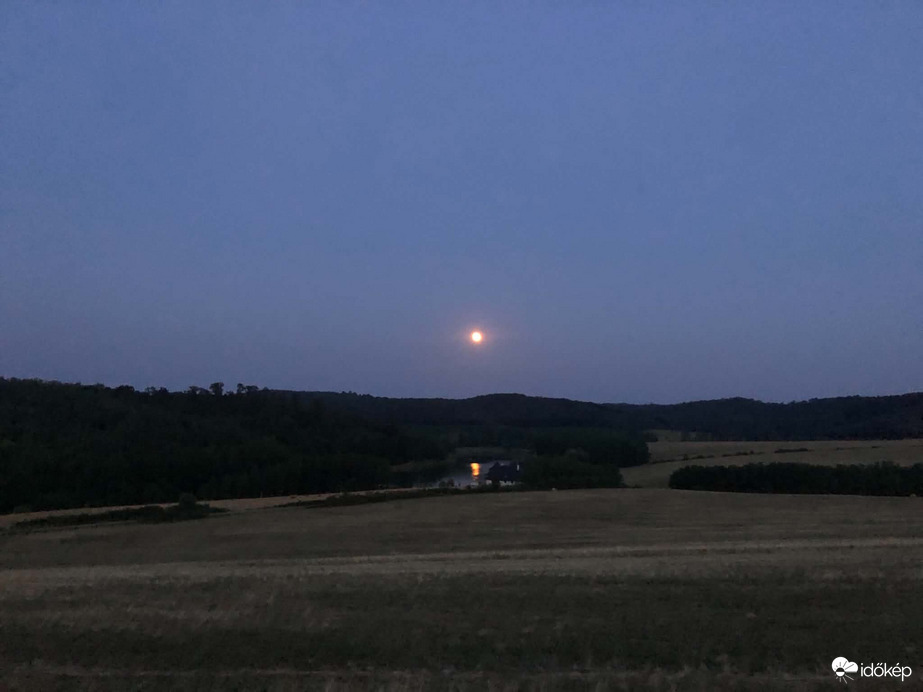 Nyári esti holdkelte