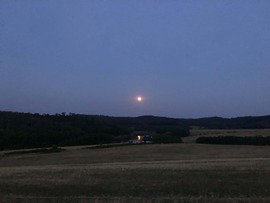 Nyári esti holdkelte