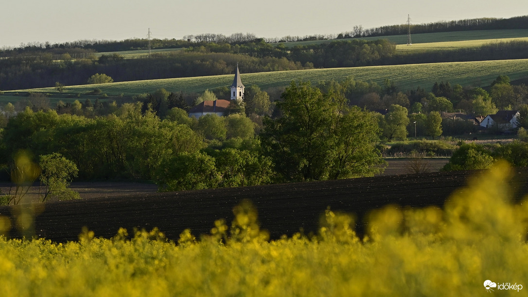 A lemenő nap fényeinél.