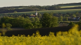 A lemenő nap fényeinél.