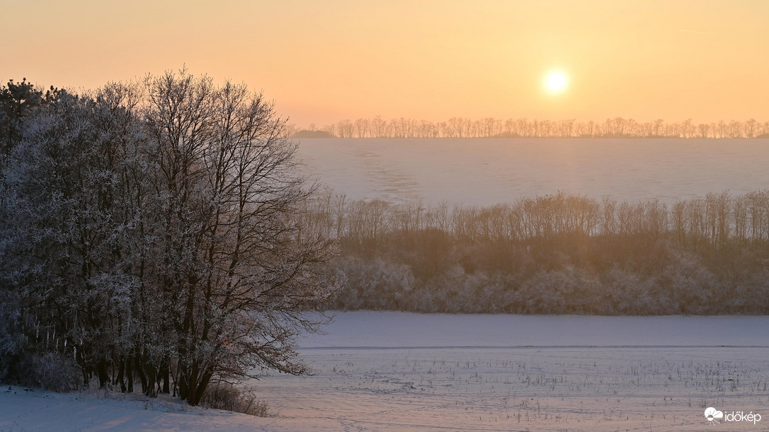 A lemenő nap visszahozza. 