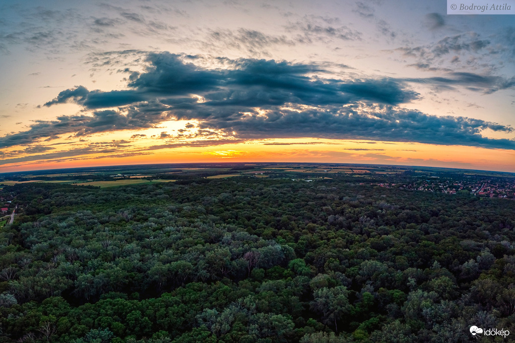 Naplementére távoztak a felhők