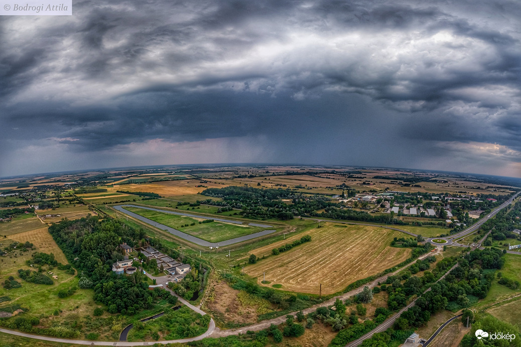 A távolban már esett