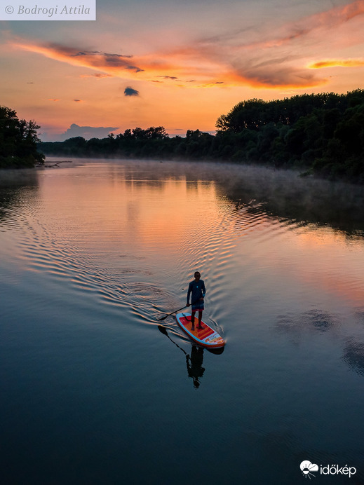 Supozó az utolsó előtt nyári naplementében