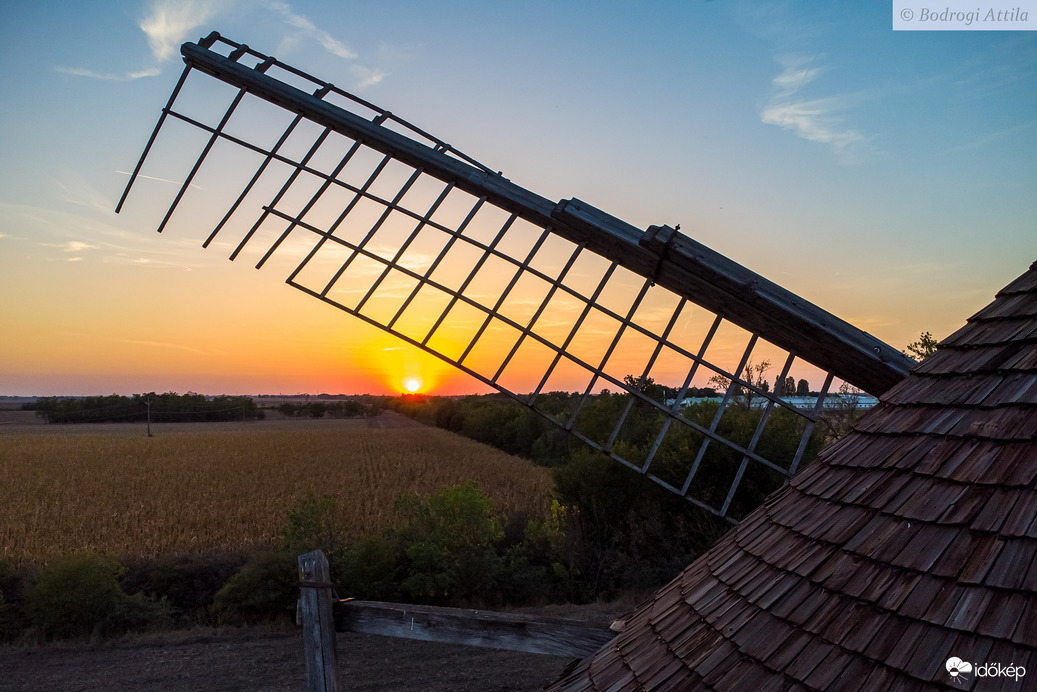Napnyugtában a Papi-féle szélmalomnál 